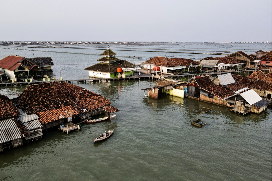 Villagers houses with the surrounding area submerged by sea water at Timbulsloko village in Demak (Photo Credit : Bay Ismoyo/AFP)