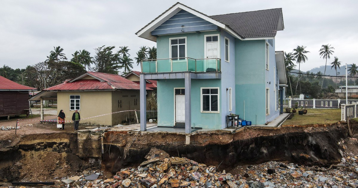 The owner of a blue bungalow in Kampung Tanjung that was affected by coastal erosion, has been forced to relocate and stay at a nearby chalet for the past five days (Photo Credit : GHAZALI KORI/NSTP)