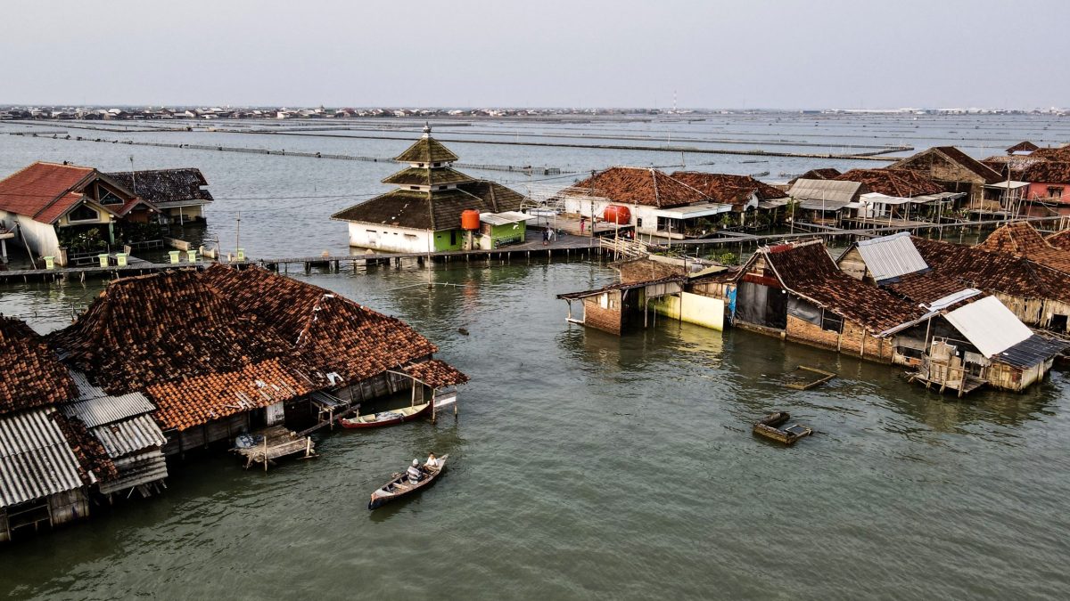 Villagers houses with the surrounding area submerged by sea water at Timbulsloko village in Demak (Photo Credit : Bay Ismoyo/AFP)