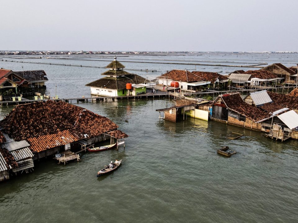 Villagers houses with the surrounding area submerged by sea water at Timbulsloko village in Demak (Photo Credit : Bay Ismoyo/AFP)