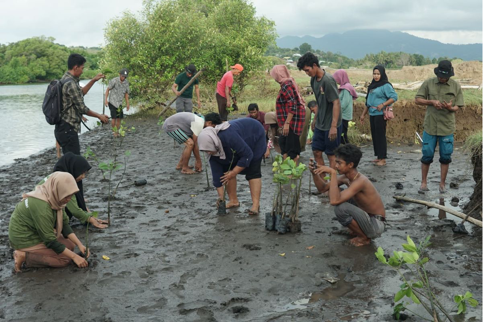 Community-based conservation initiatives empower local residents to become stewards of coastal ecosystems while benefiting from sustainable resource use (Photo Credit : Galan Loh)