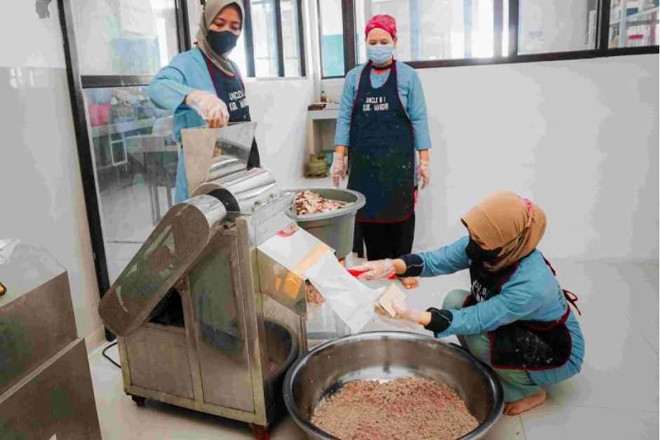 Value-added activities such as seafood processing, packaging, and marketing help coastal communities capture greater economic value from local resources (Photo Credit : BritCham Indonesia)