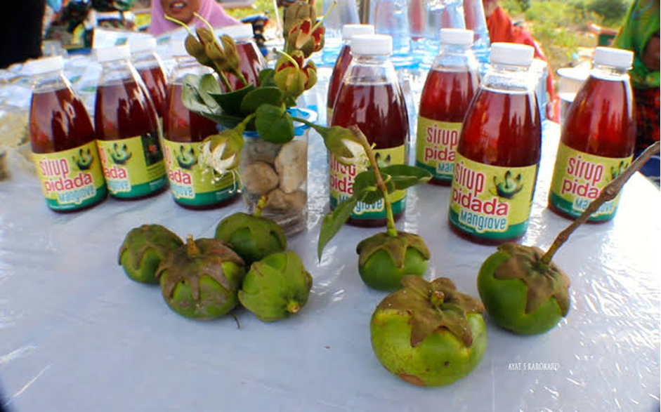Local women in coastal communities process mangrove fruit (pidada) into commercial syrups (Photo Credit : Mongabay Indonesia)