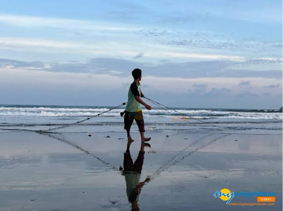 Traditional shore net fishing at Bulaksetra Beach, Pangandaran (Photo Credit : myPangandaran)