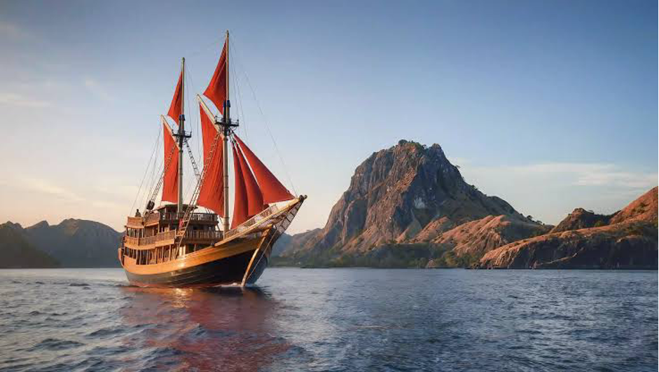 Luxury Phinisi charter vessel operating in the waters off Labuan Bajo (Photo Credir : Komodo Luxury)